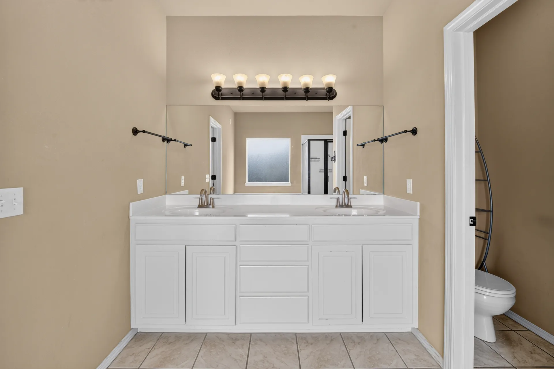 Double-vanity bath