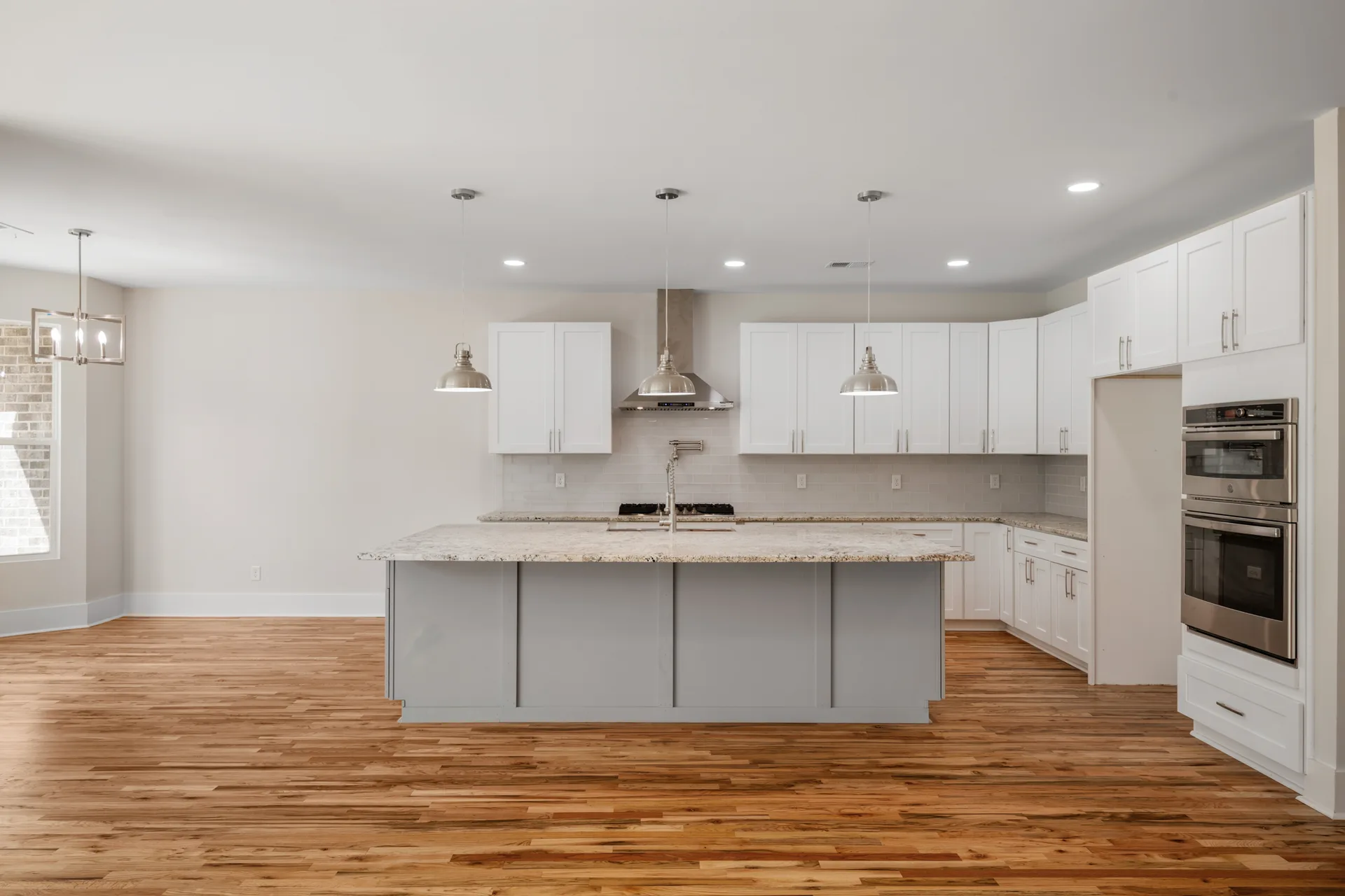 Kitchen flowing into the bay-window breakfast nook