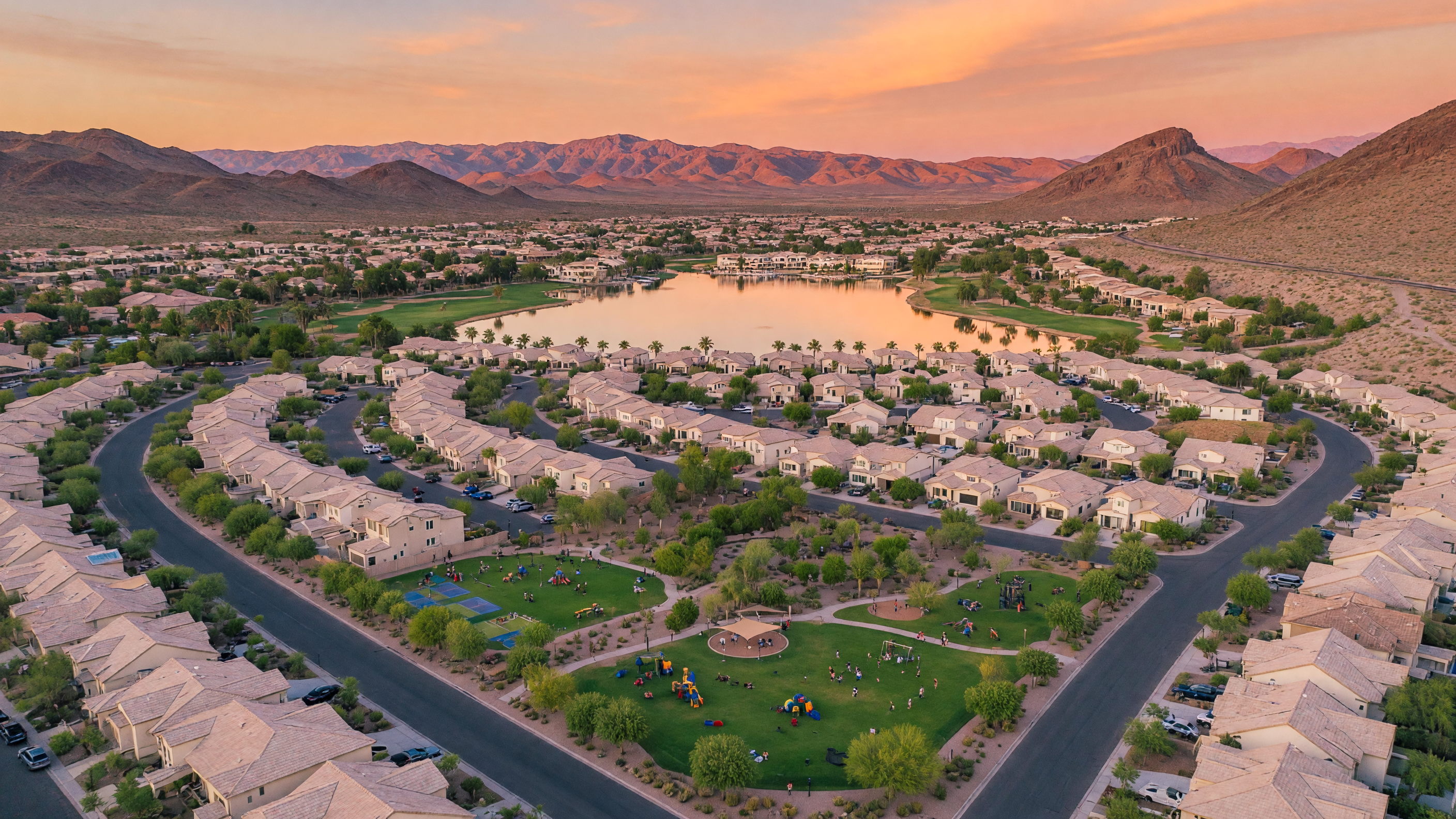 Vista panorámica de Henderson, Nevada con comunidades residenciales y montañas desérticas al atardecer