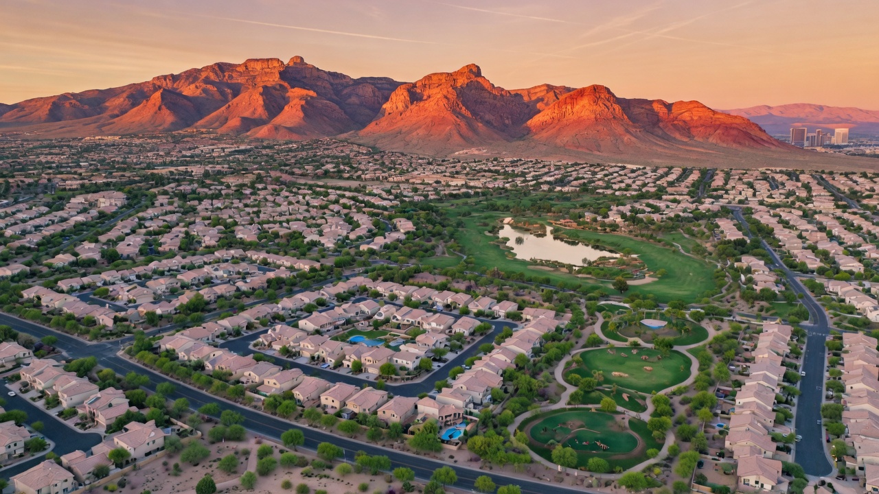 Vista aérea de Summerlin con vecindarios planificados y montañas rocas de fondo