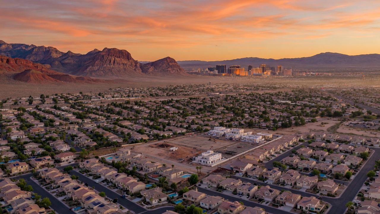 Vista panorámica del Valle de Las Vegas al atardecer con el Strip al fondo y barrios residenciales en primer plano