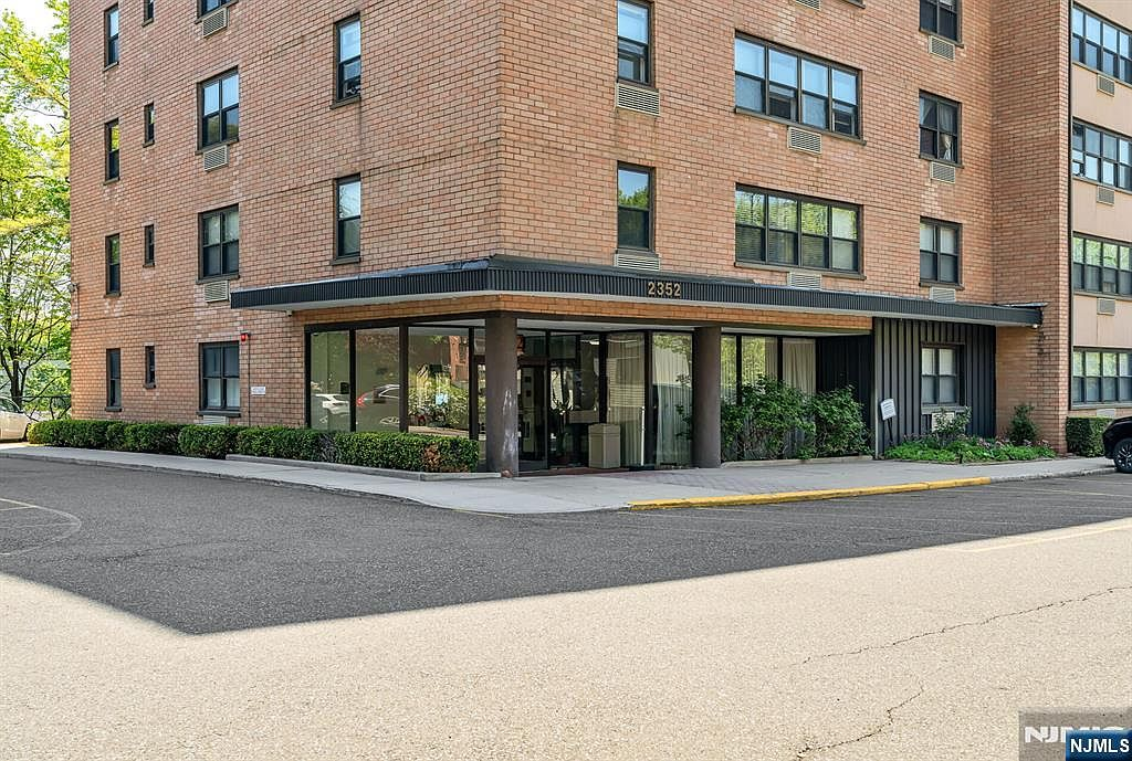 Park Hill Terrace building entrance and lobby