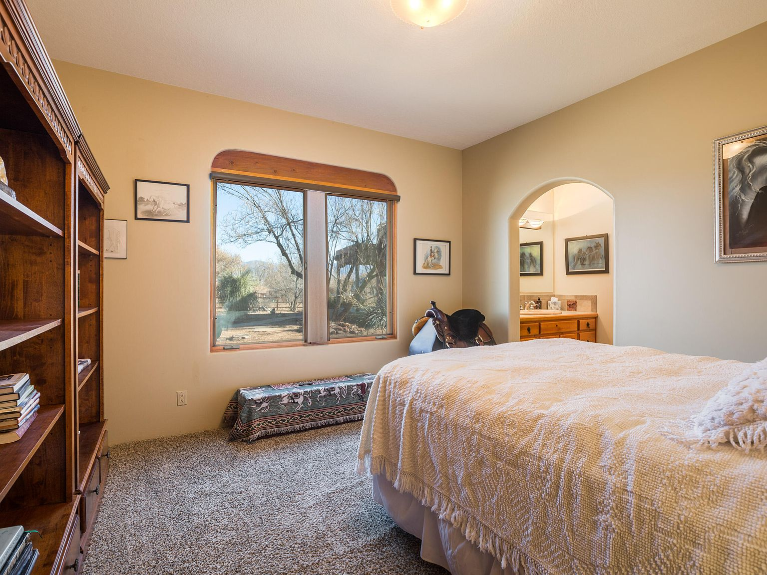 Bedroom with arched doorway leading to en-suite bathroom