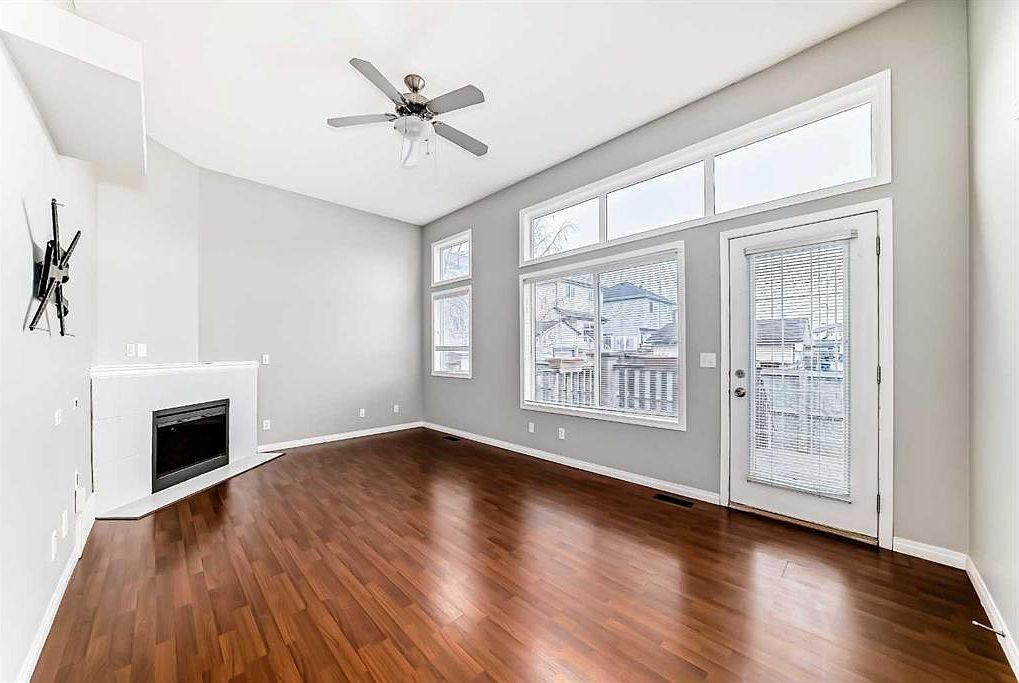 Living room high ceiling view