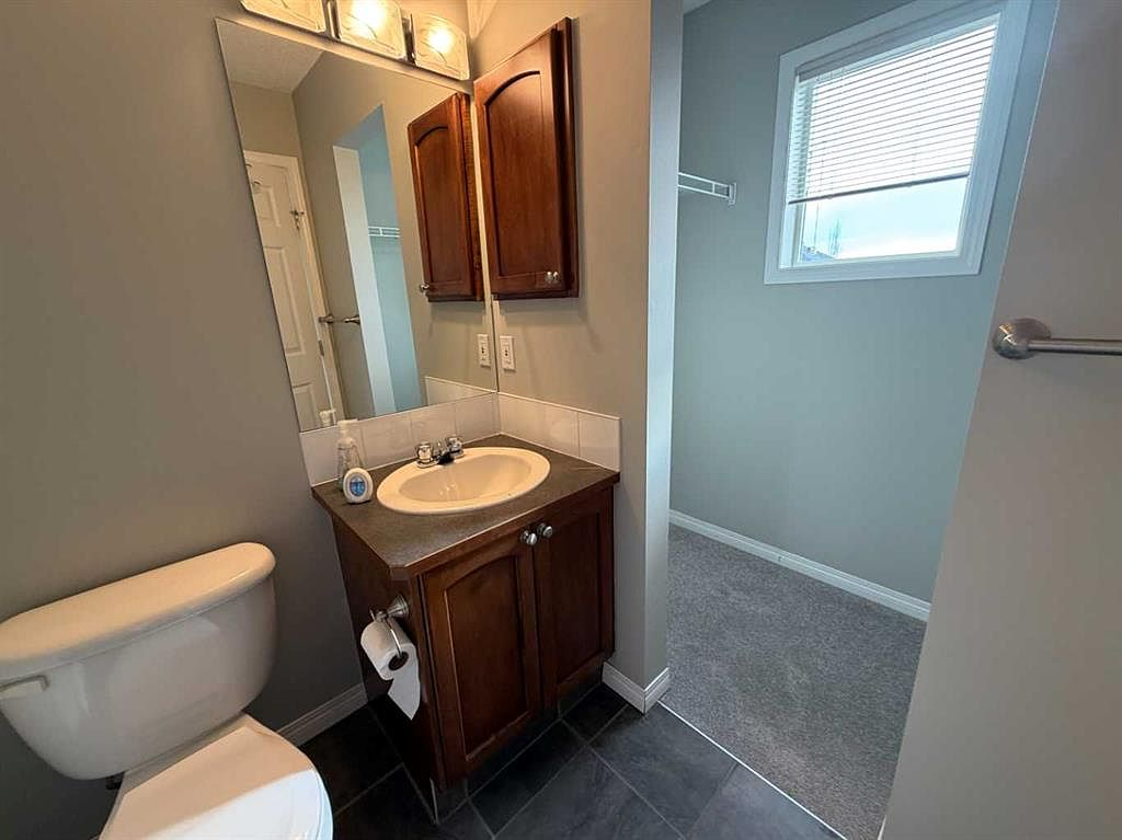 Ensuite bathroom with attached walk-in closet
