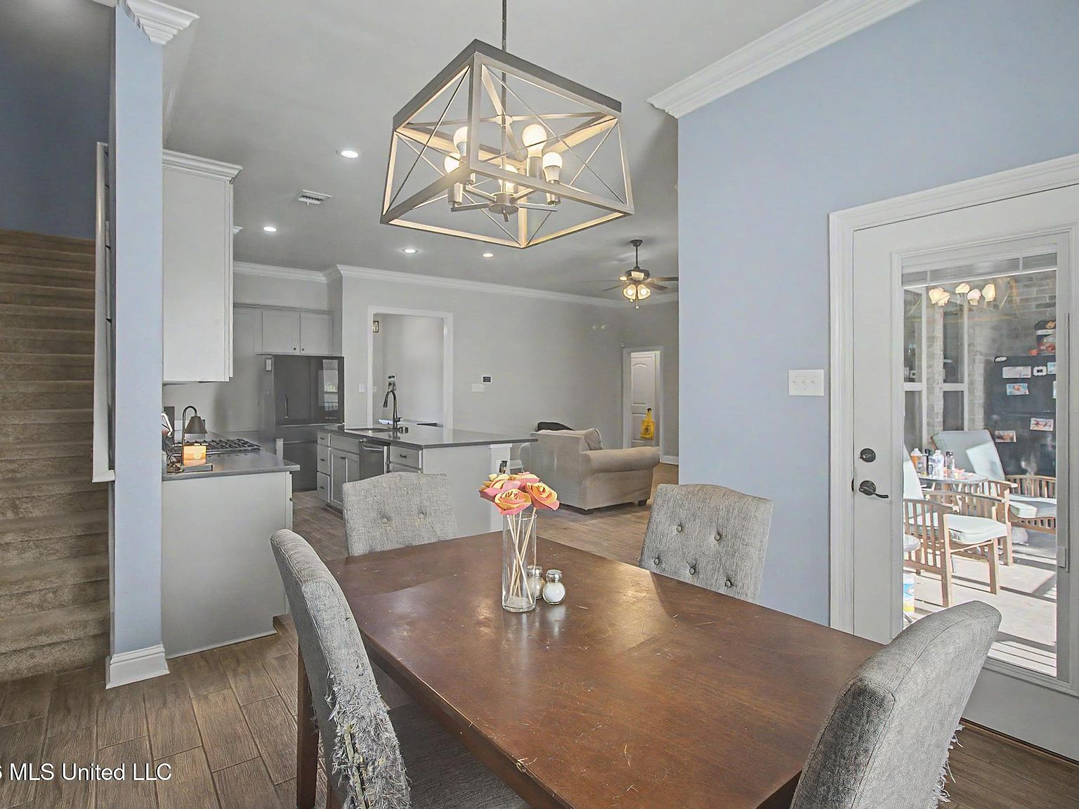 Open concept dining area bridging kitchen