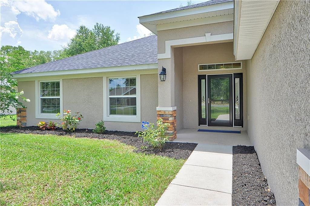 8580 SE 163rd Ln front entry