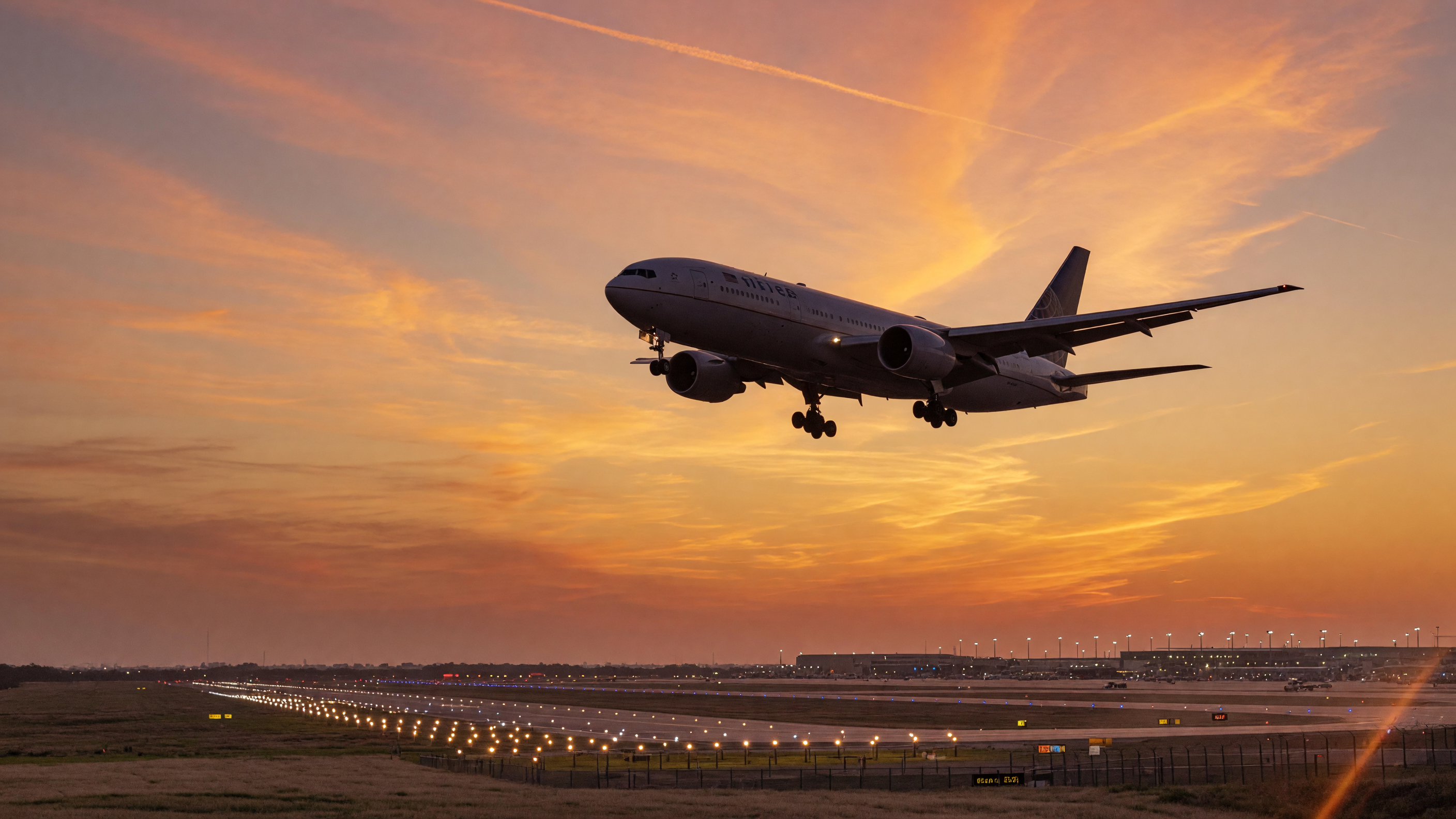 United Airlines airplane on approach to George Bush Intercontinental Airport (IAH) at golden hour