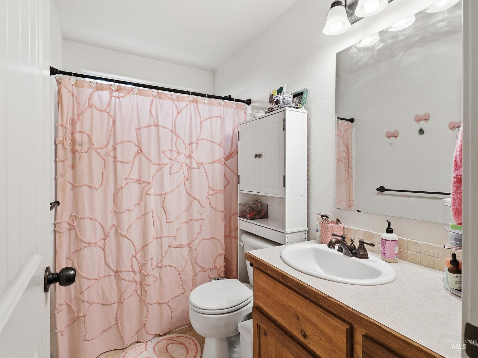 Secondary bath with vanity and shower/tub combo