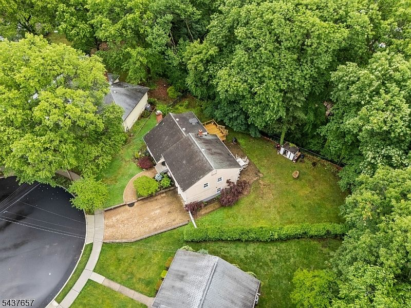 Aerial view of 17 Ravine Ct Clifton NJ cul-de-sac location
