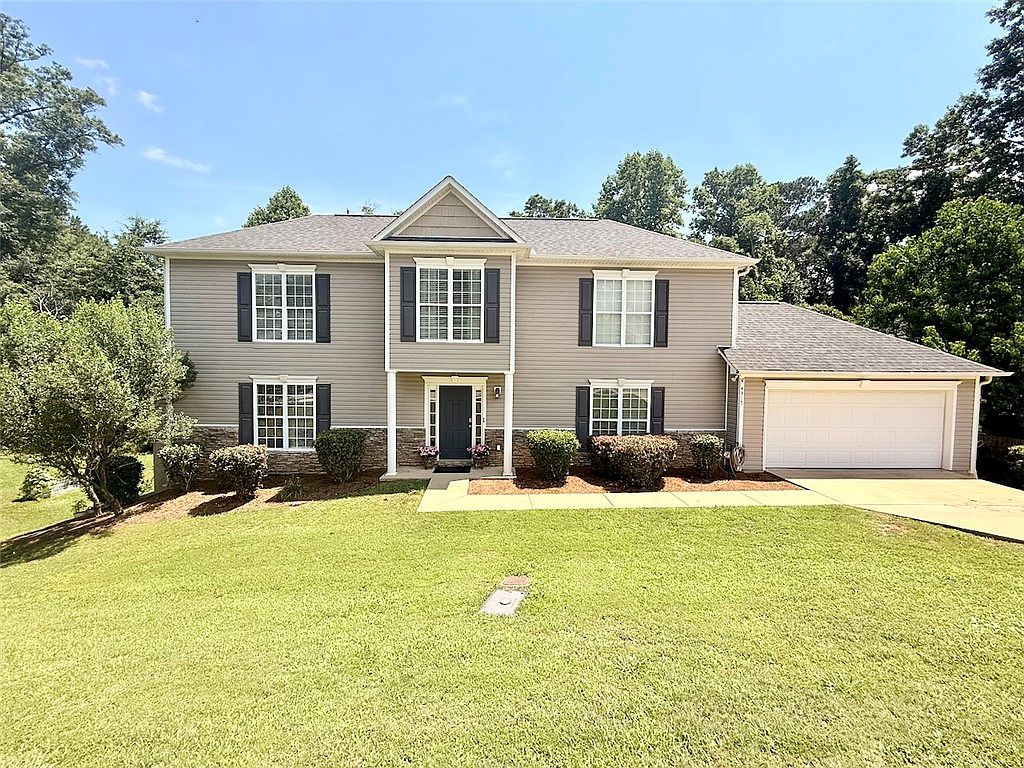 Front exterior of 4317 Live Oak Dr, Auburn AL