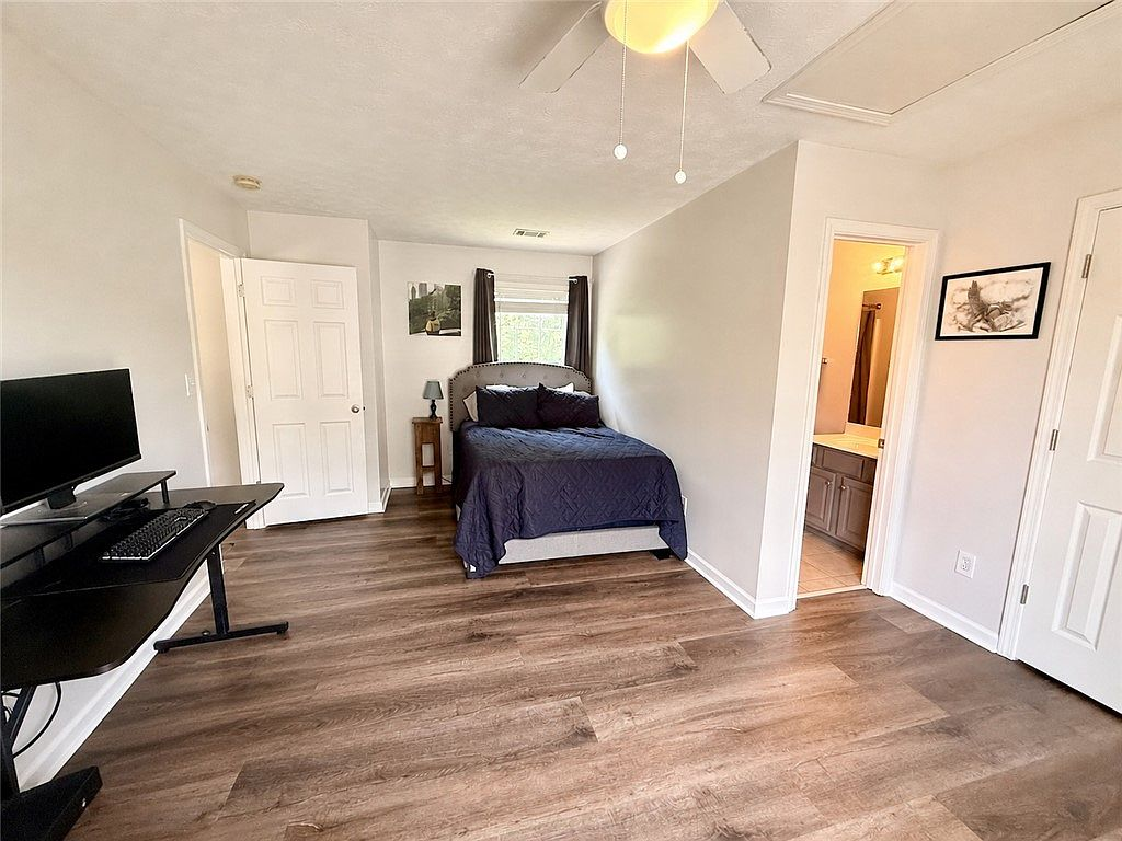 Secondary bedroom with private ensuite bathroom access