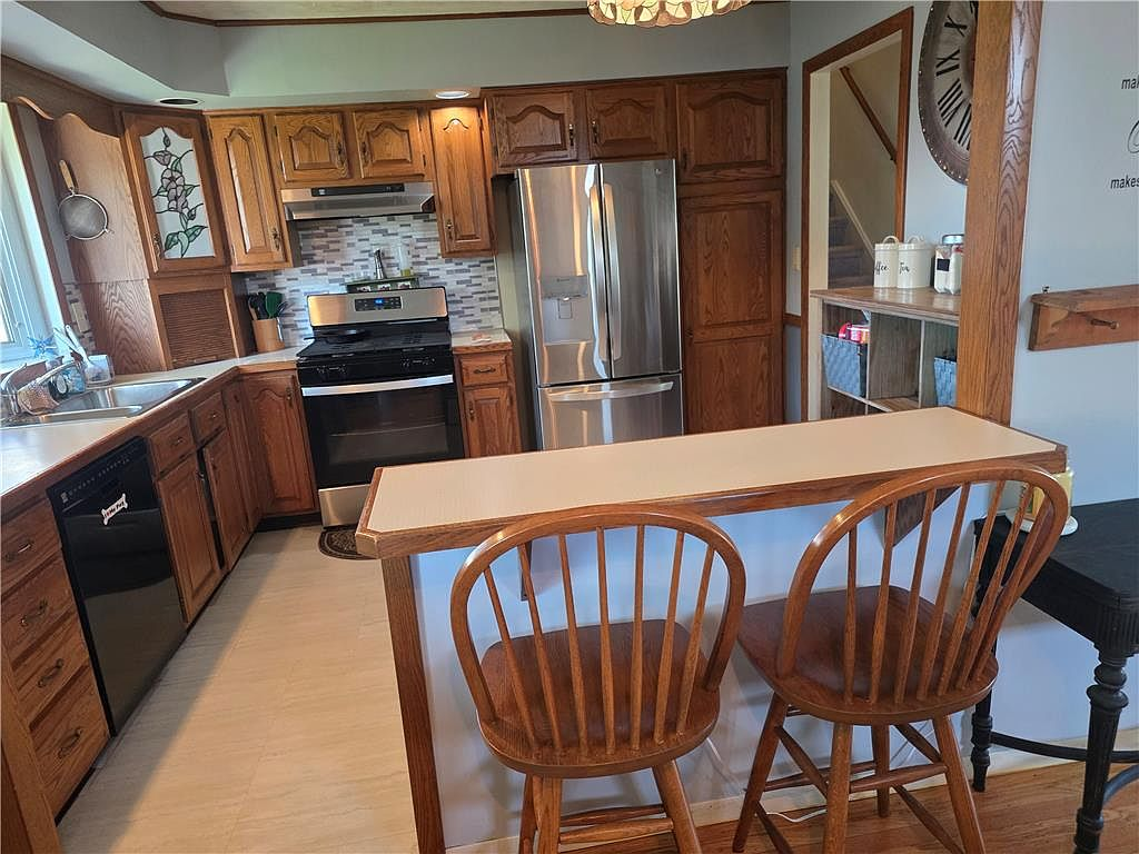 Kitchen with peninsula breakfast bar