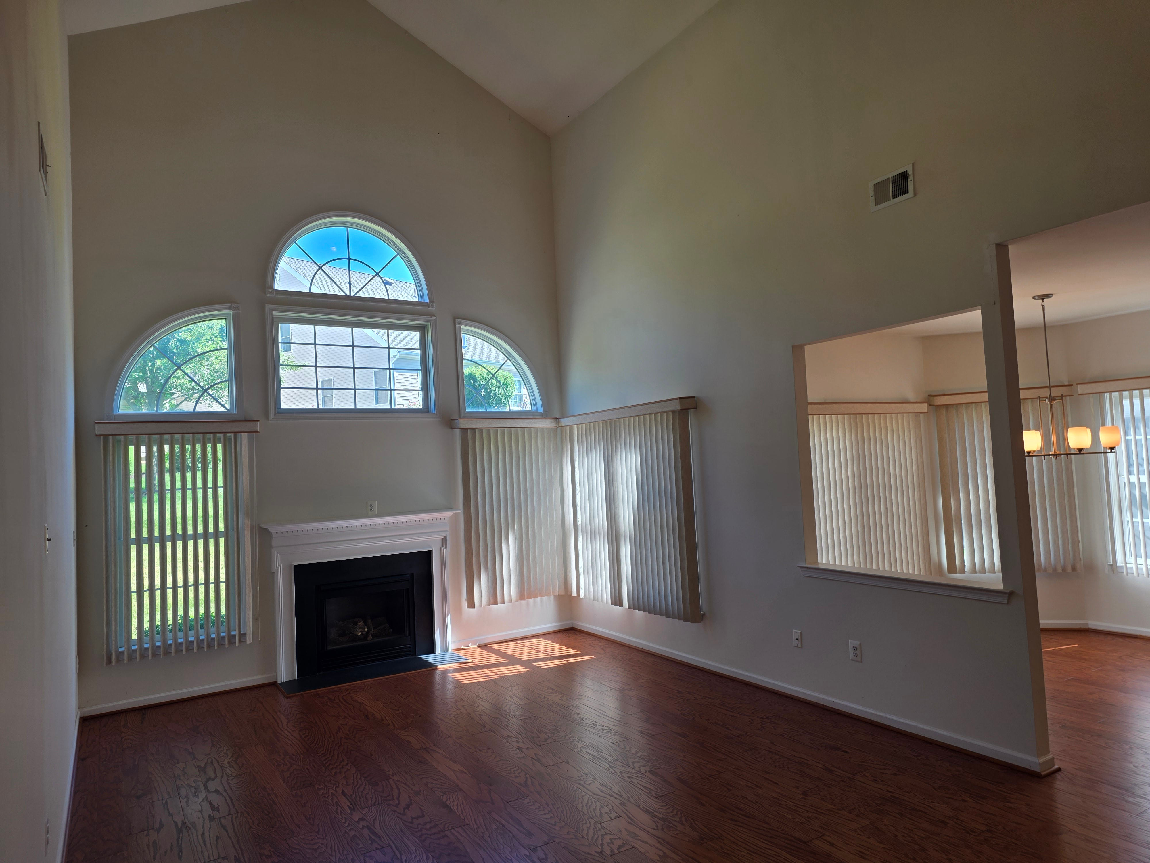 Living room with vaulted ceilings and circle-top windows
