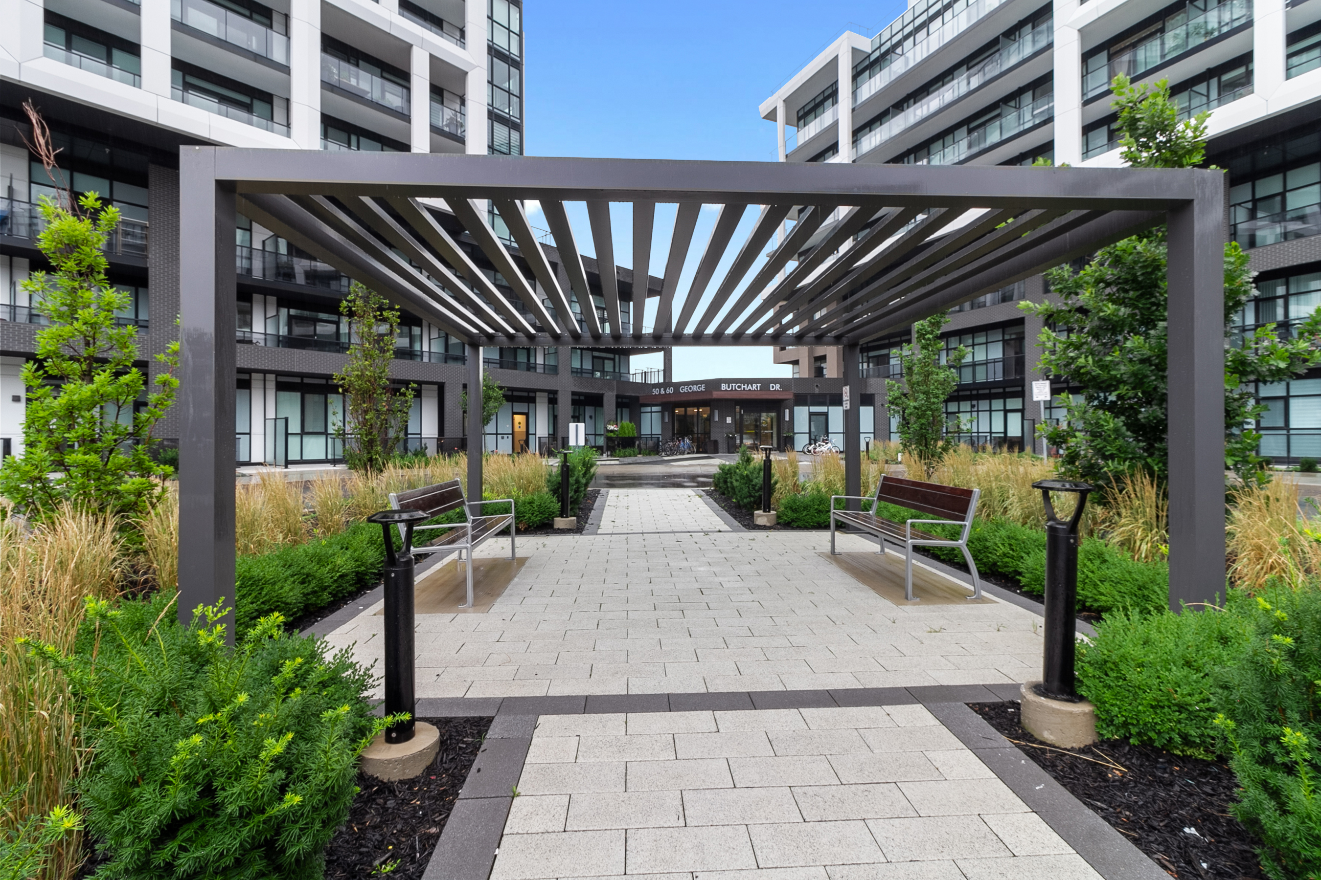 Gramercy Park Condos courtyard with circular landscaping feature and trellis