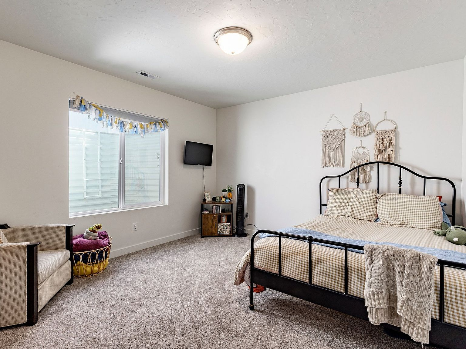 Secondary bedroom with neutral finishes