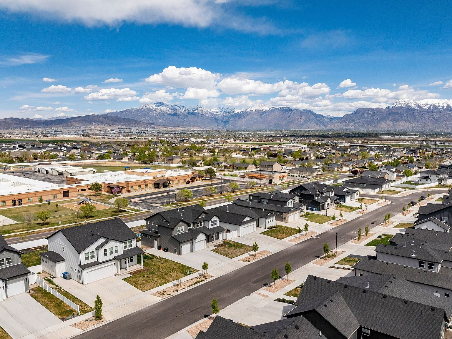 Aerial view of Saratoga Springs neighborhood with mountain backdrop