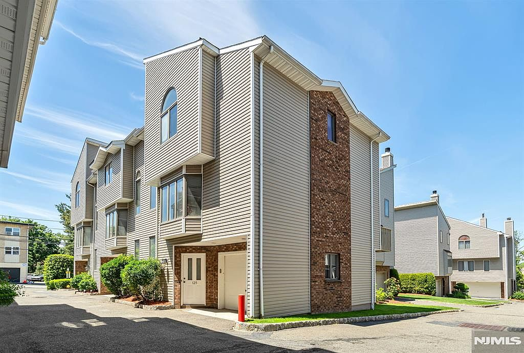 125 Roosevelt Pl, Palisades Park, NJ — featured listing by Scott Selleck