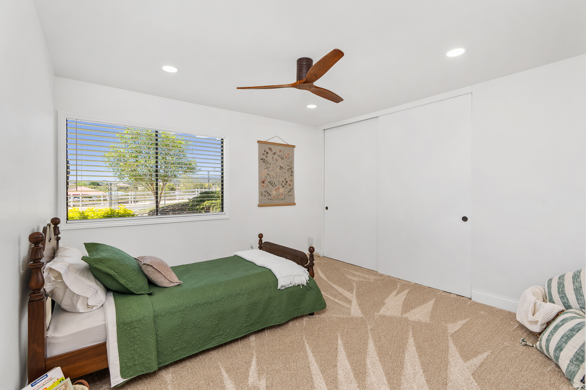 Secondary bedroom with wooden ceiling fan