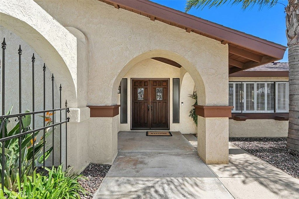 Front entryway of 37790 Los Alamos Rd