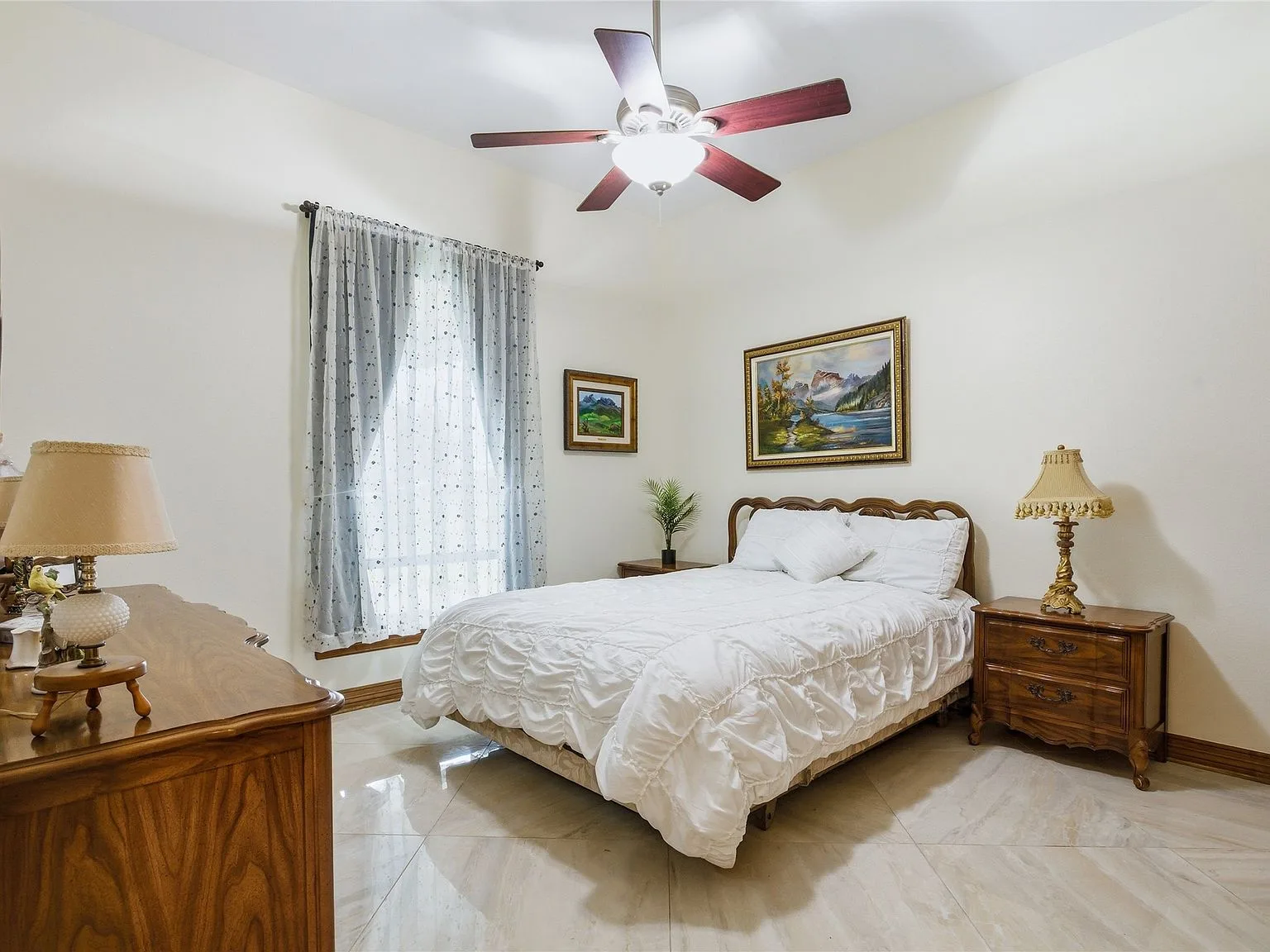 Guest bedroom with traditional ranch style