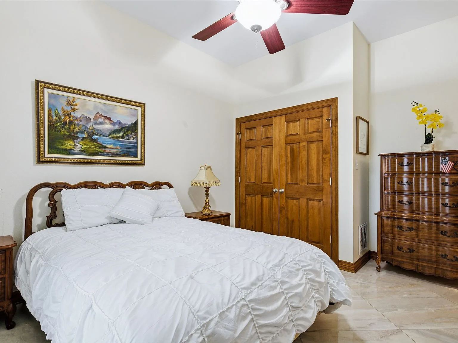 Guest bedroom in the dedicated wing with separate entrance