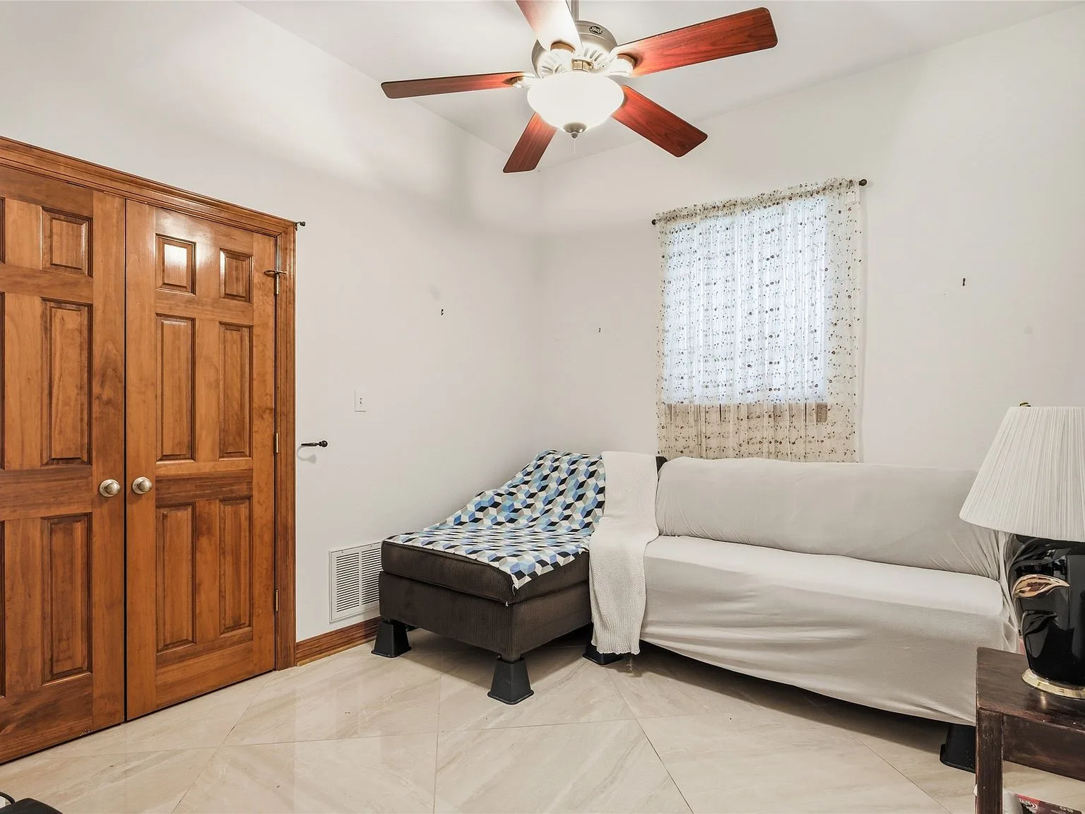 Guest suite with daybed and chaise lounge