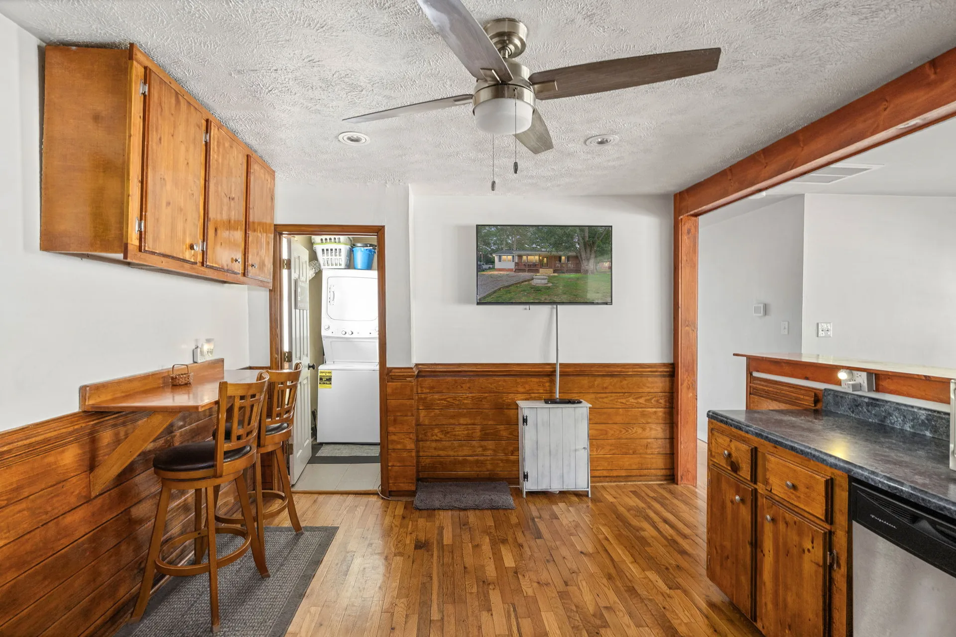 Kitchen eat-in area with breakfast bar and laundry closet