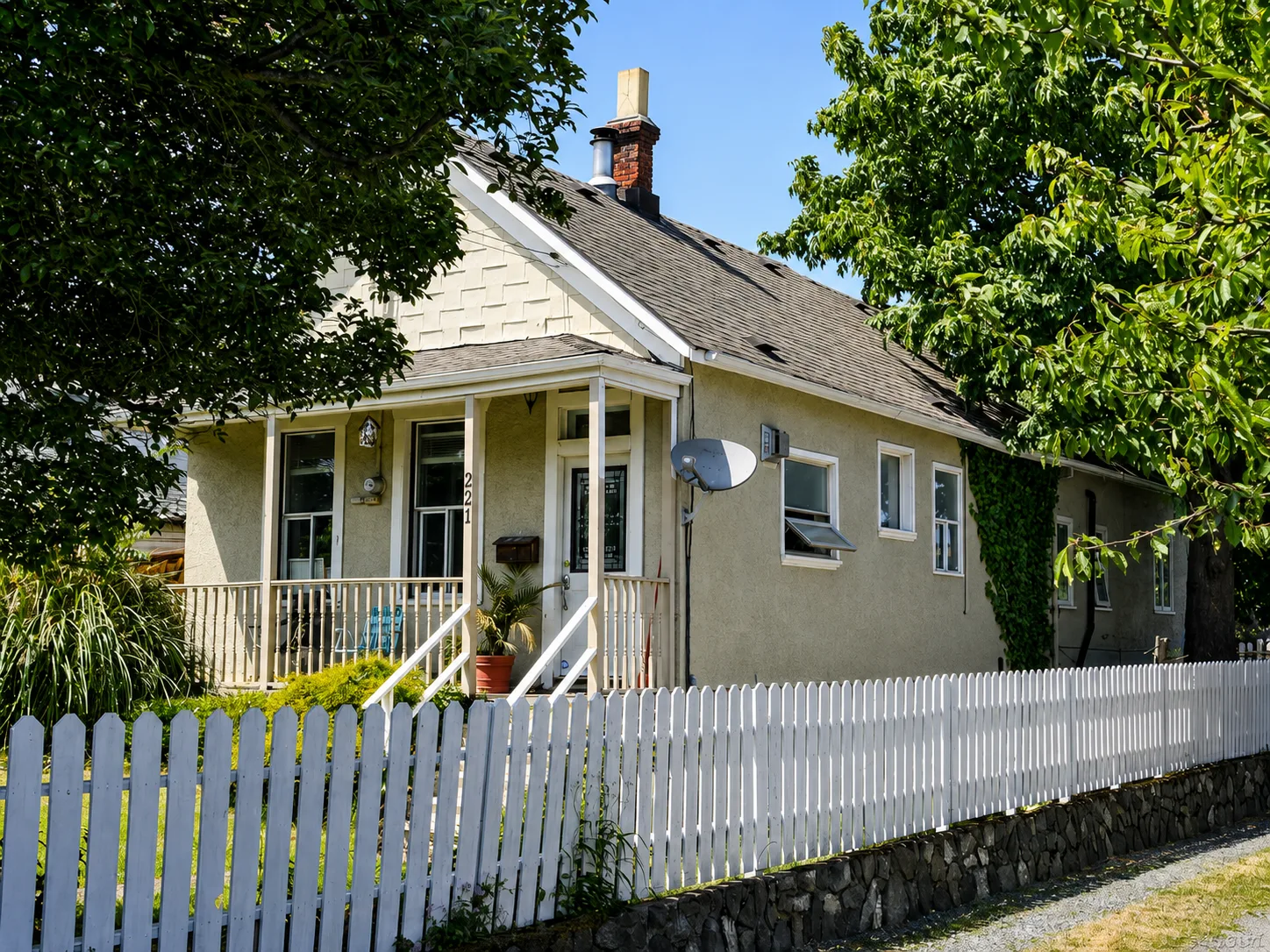 221 Skinner Street exterior facade with white picket fence