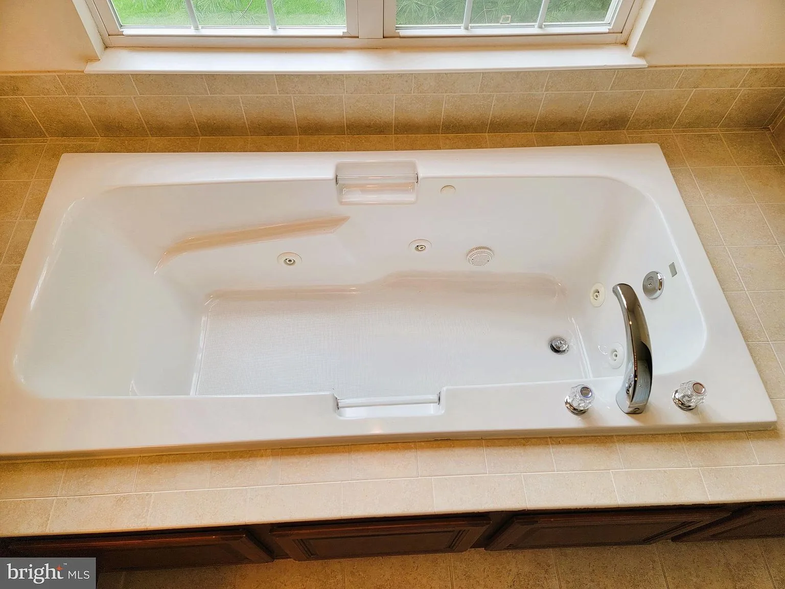 Jetted soaking tub in primary bathroom