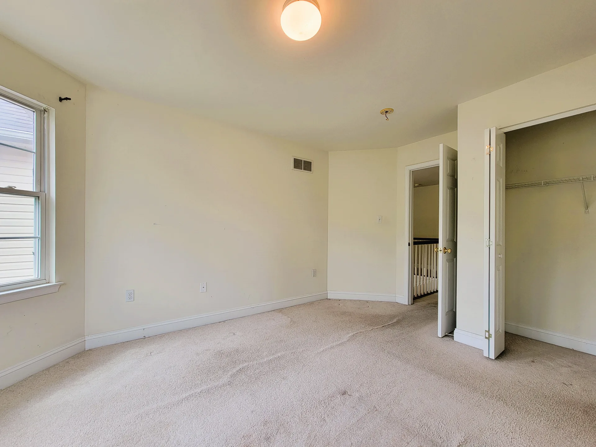Vacant bedroom interior with closet