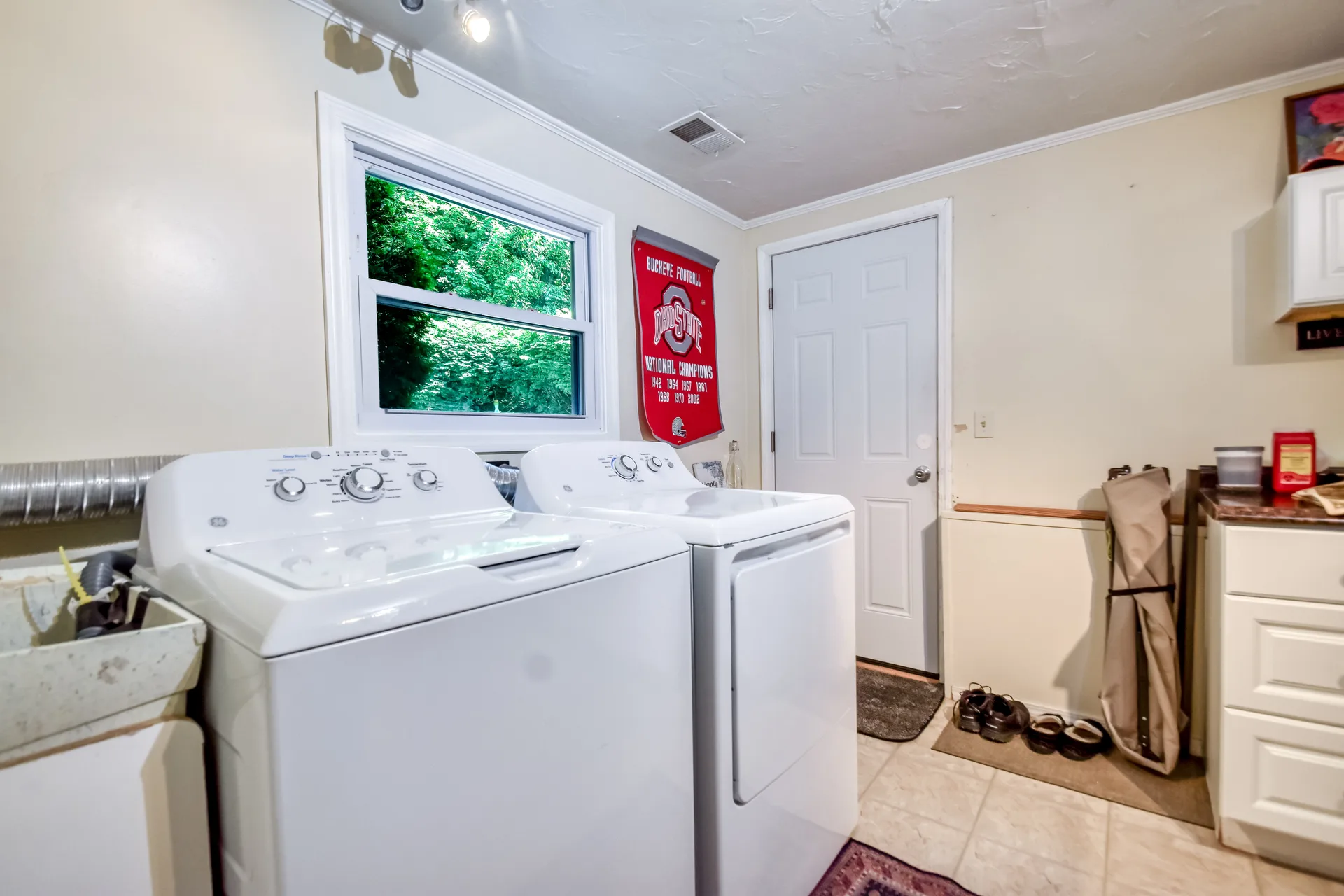Laundry and utility room with sink and cabinets