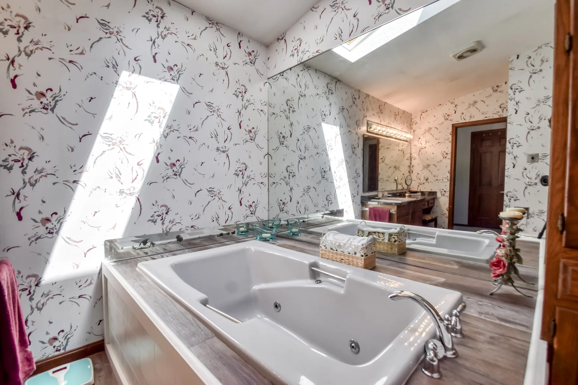 Master bathroom garden jetted tub with wall-to-wall mirror