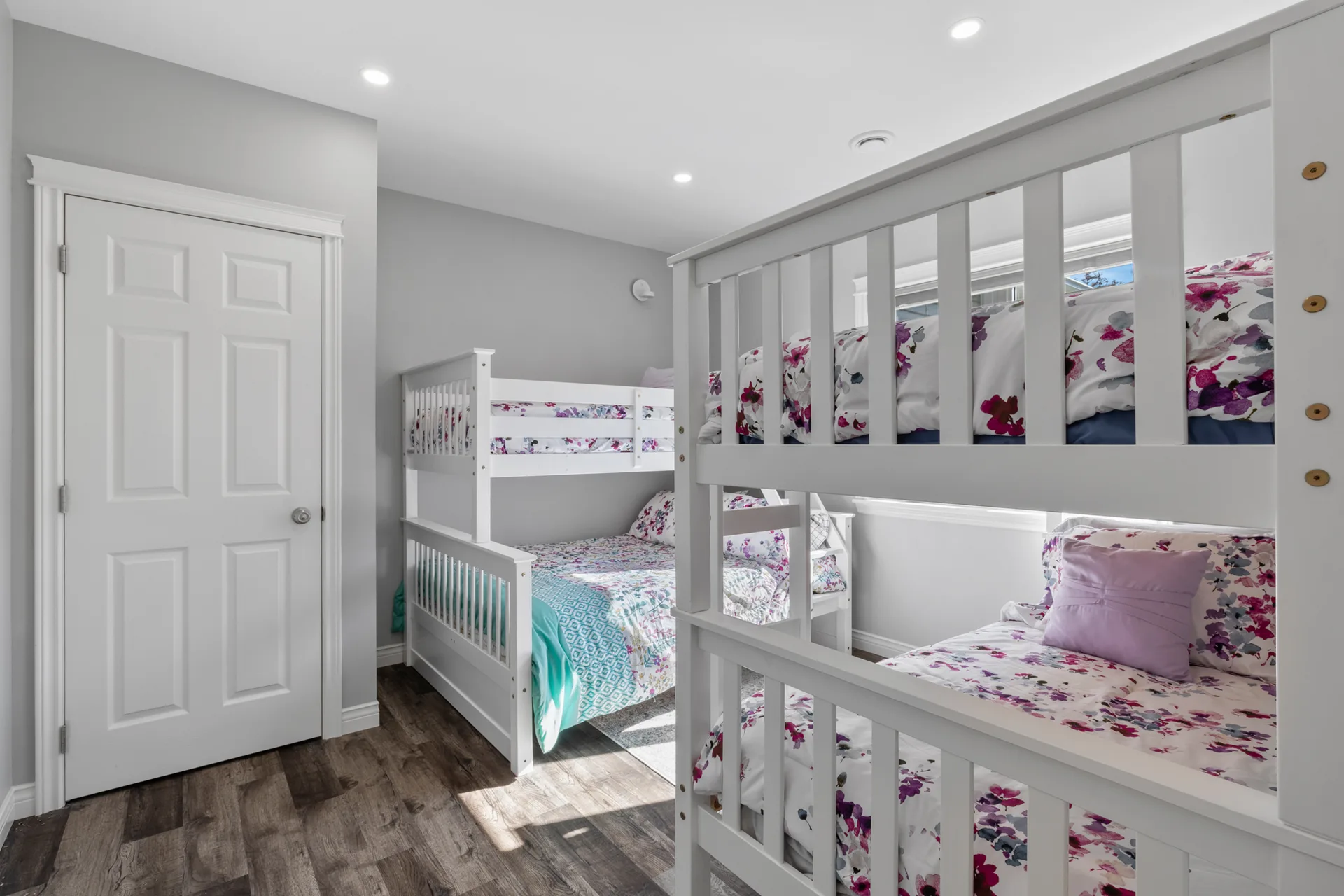 Kids bedroom with bunk beds