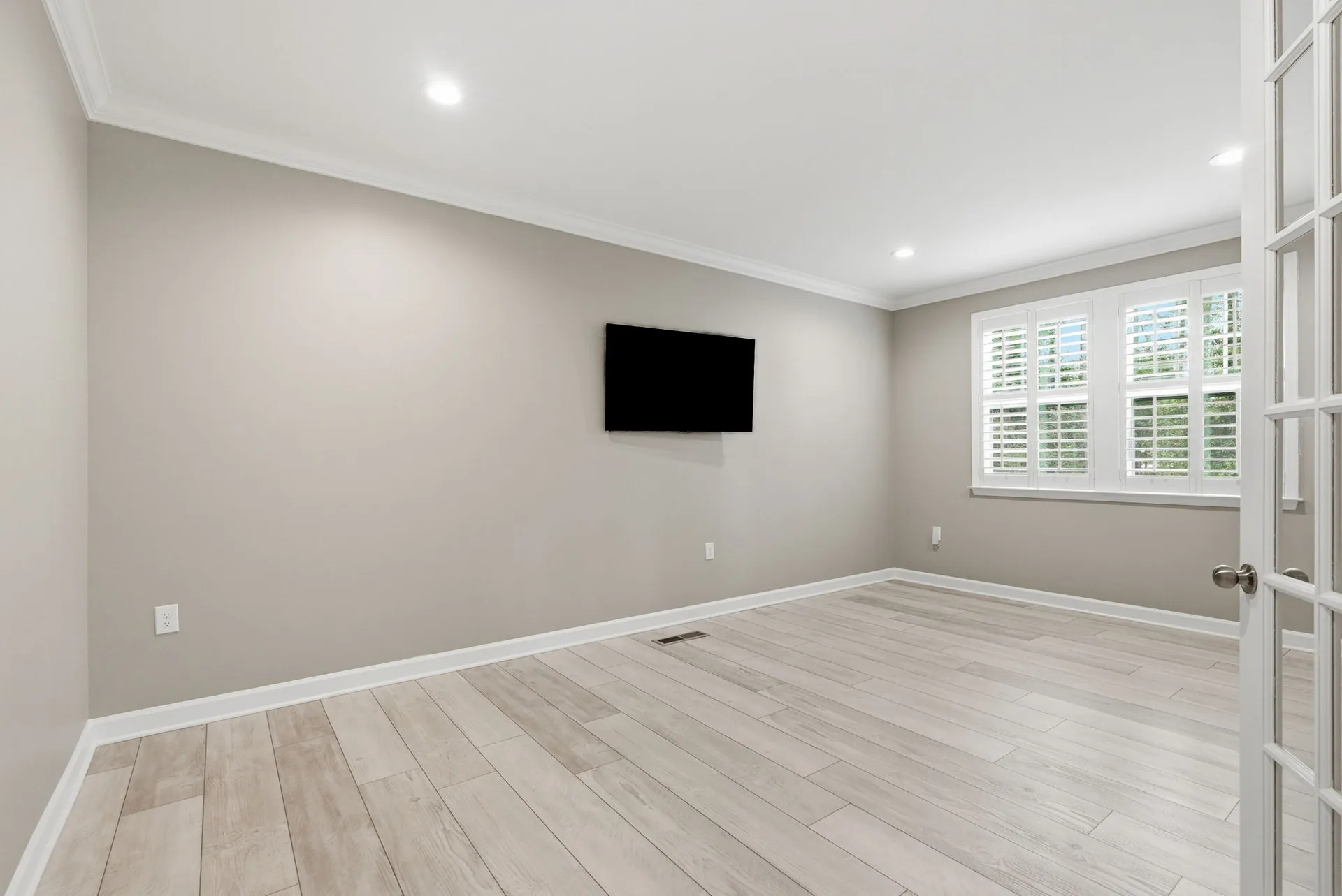 Flexible room with French doors, ideal as office or bedroom