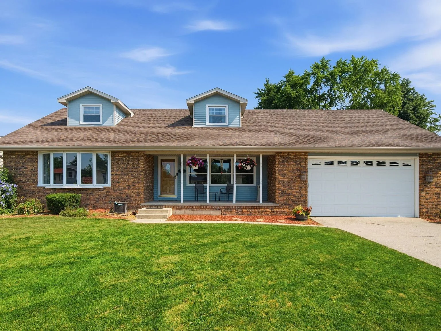 954 Mohawk Dr, Crown Point, IN - traditional ranch-style home with brick exterior and light blue siding