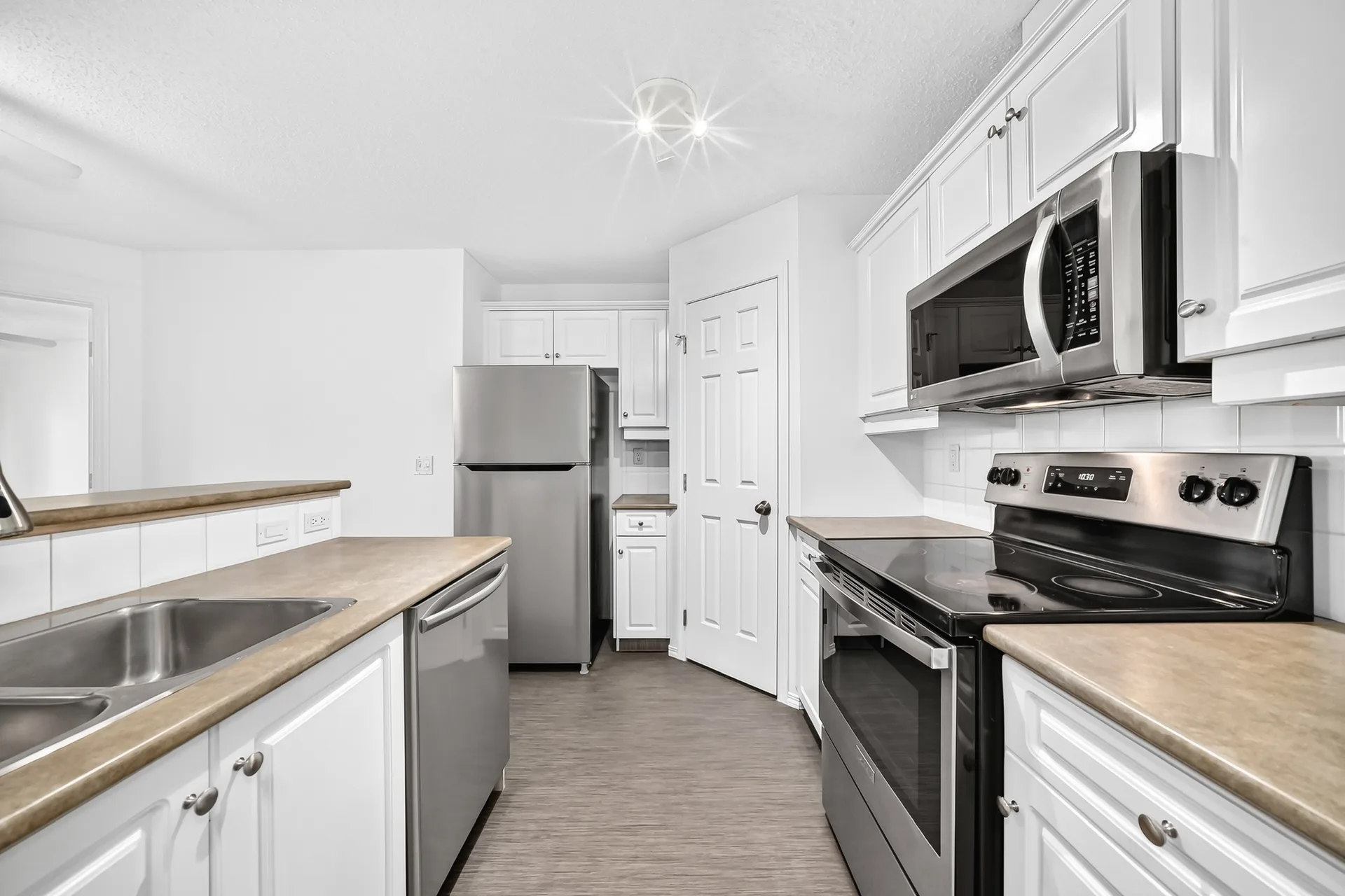 White kitchen with peninsula breakfast bar