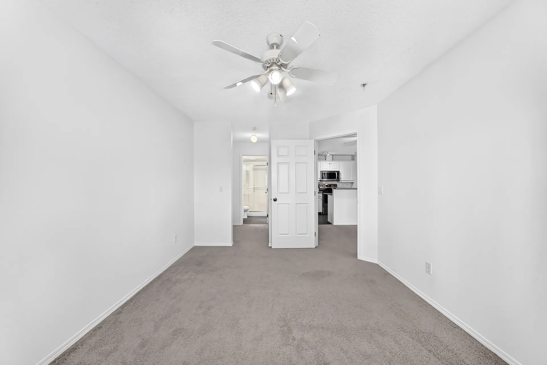 Secondary bedroom with ceiling fan