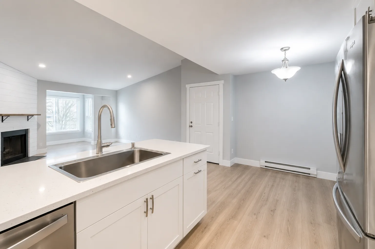 Kitchen island and dining area with modern finishes