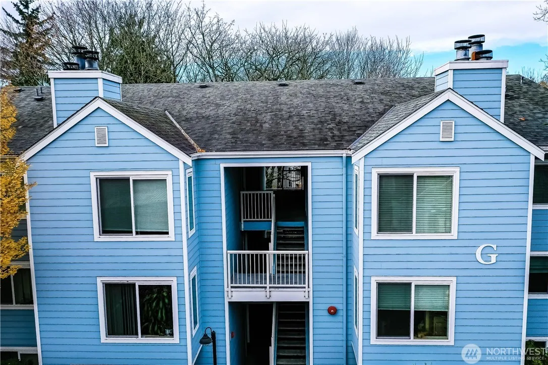 Exterior view of the condo building at 975 Aberdeen Ave NE, Renton