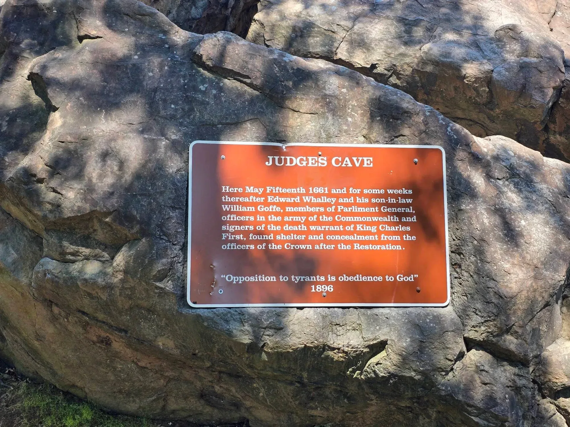 The historical plaque at Judges Cave commemorating Whalley and Goffe's shelter on West Rock Ridge
