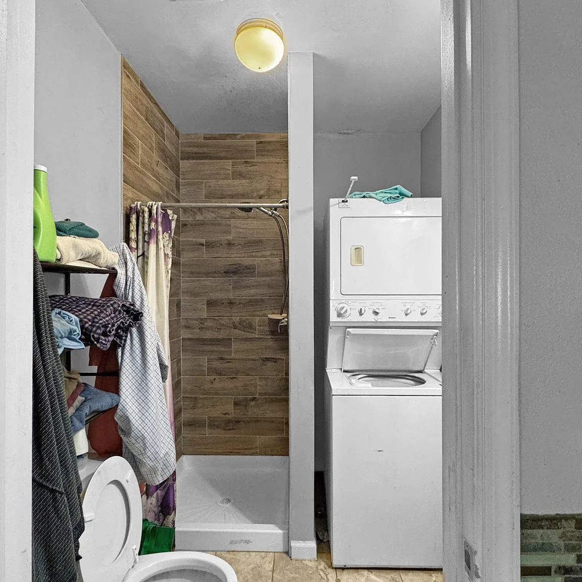Laundry and bathroom combo room with washer/dryer and shower
