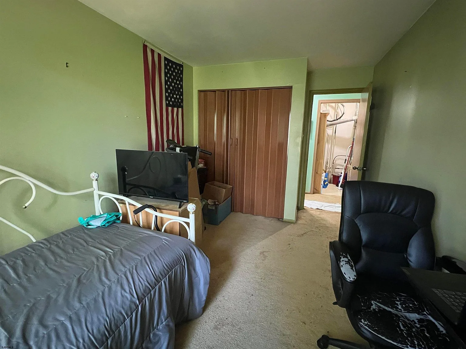 Second secondary bedroom with green walls