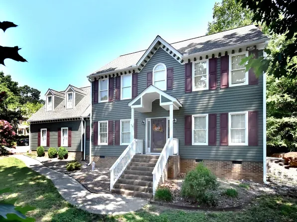 Exterior colonial facade home in Eno Trace, Durham