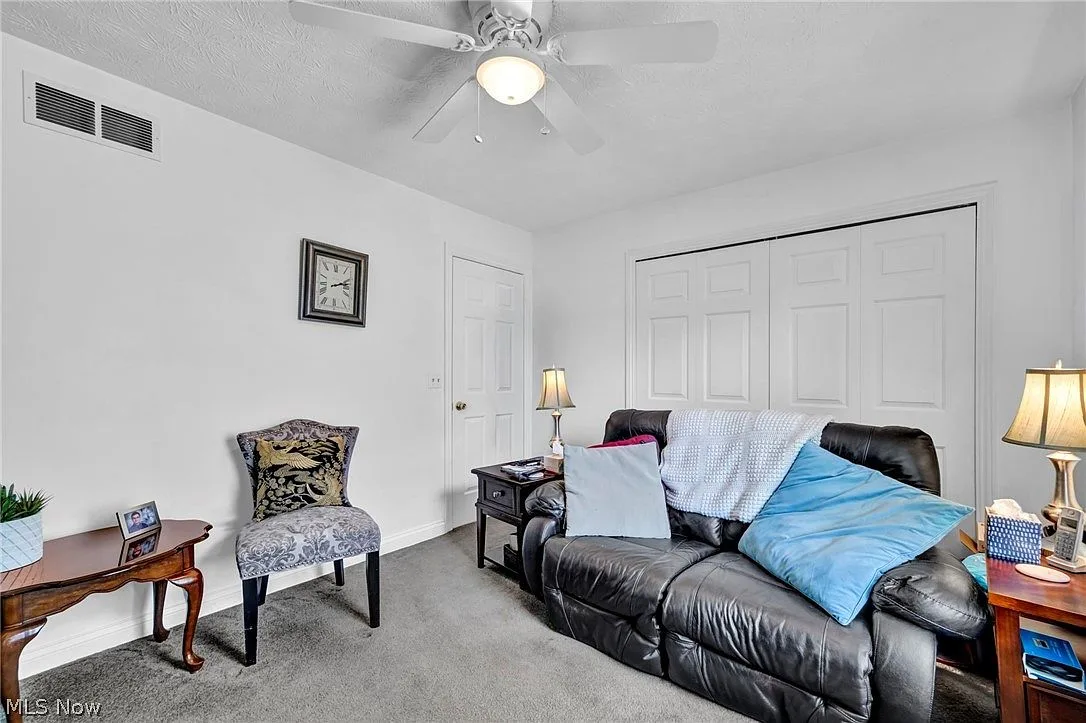 Secondary bedroom or den with sitting area