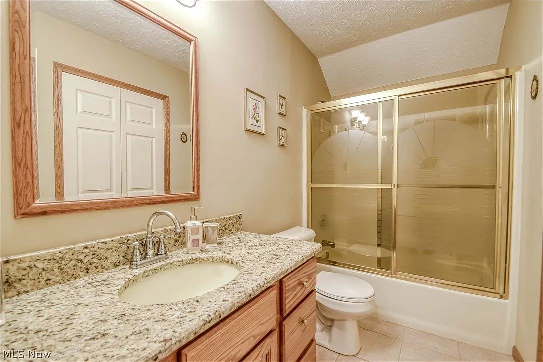 Guest bathroom with shower enclosure