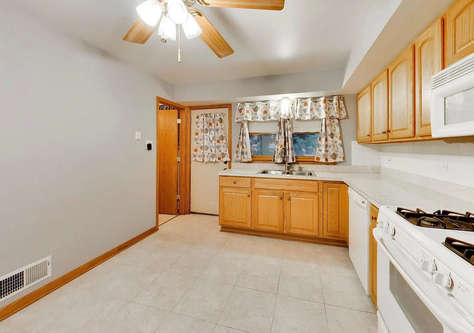Traditional kitchen with oak cabinetry