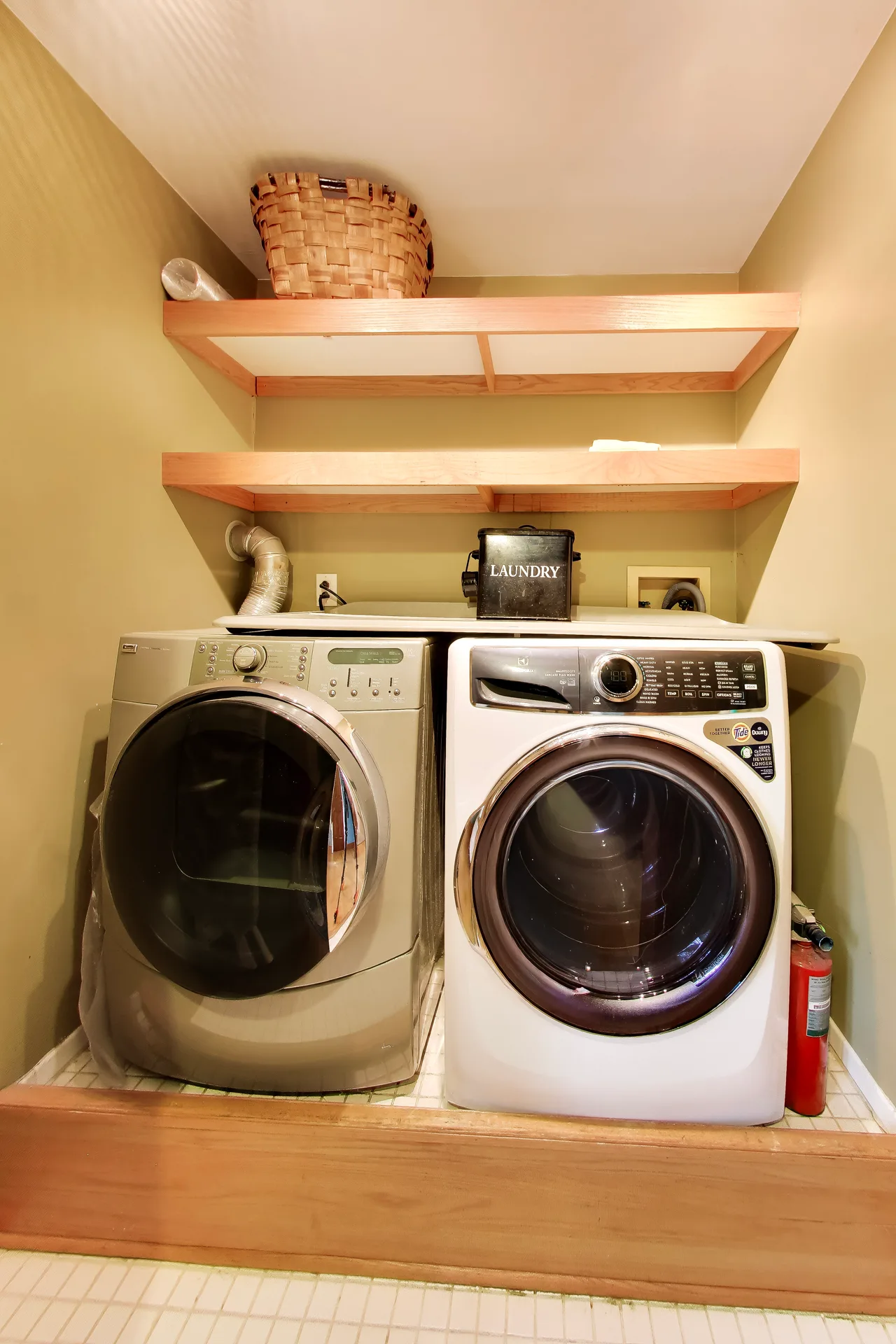 Laundry niche with wood shelving