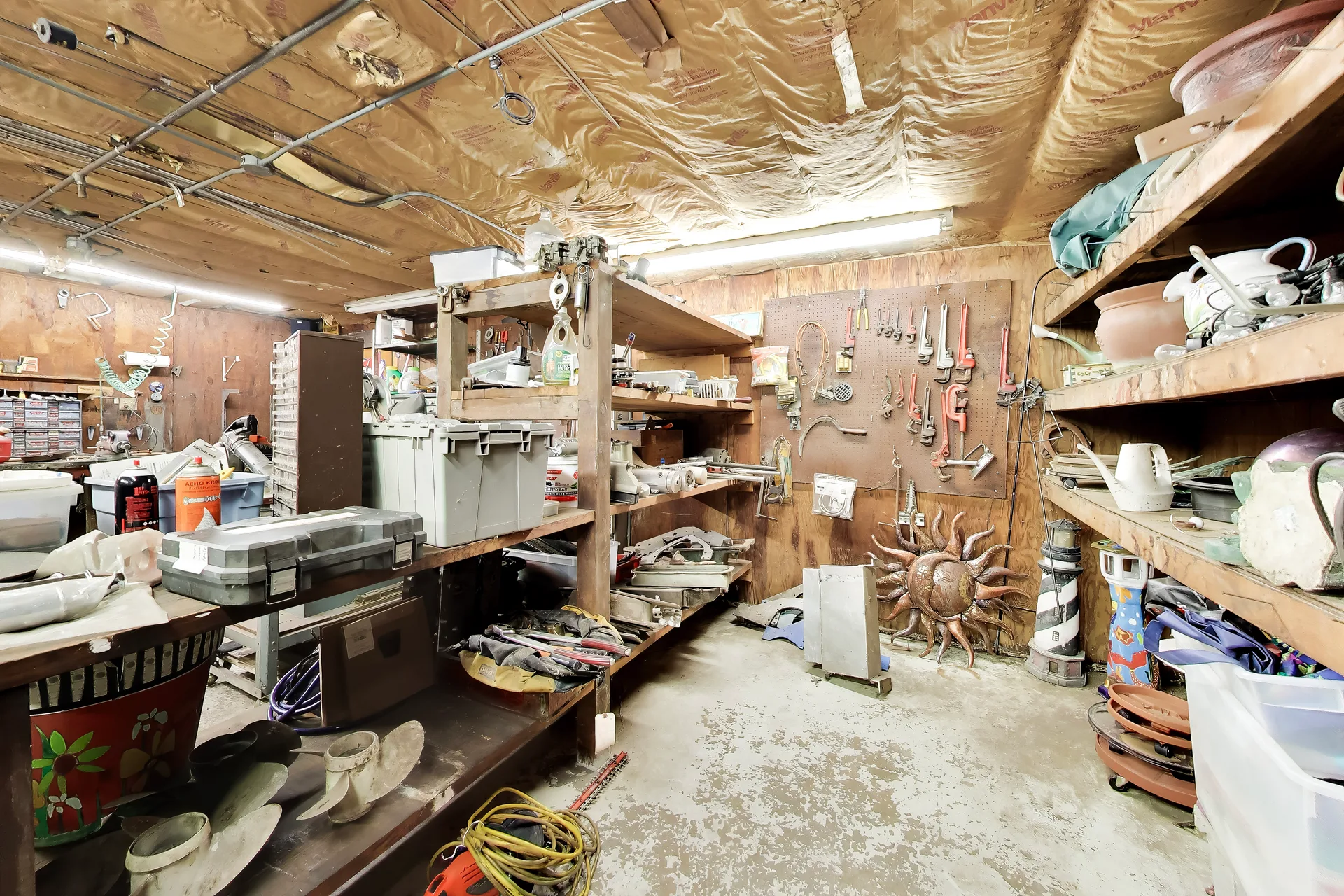 Storage workshop with shelving and wall space