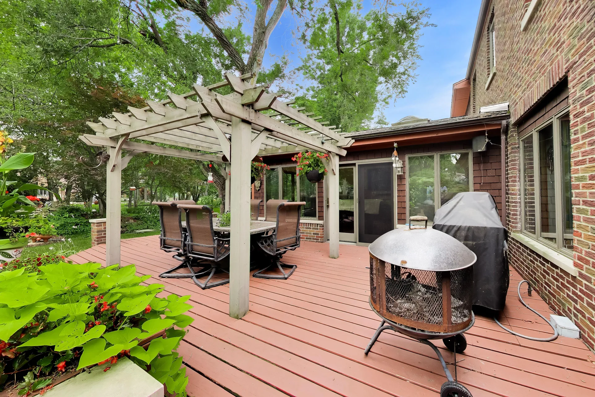 Deck with pergola and outdoor dining set